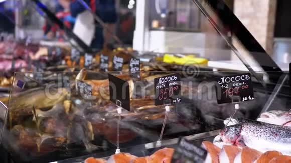 新鲜熏鱼与价格标签正在出售在商店窗口视频的预览图