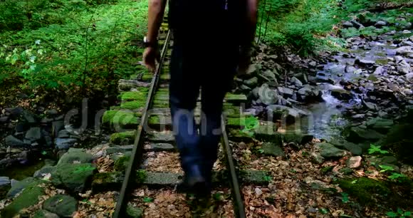 一个游客走在铁轨上视频的预览图