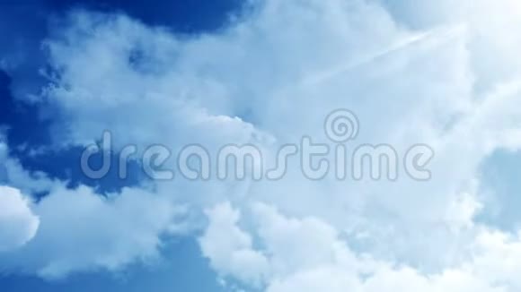 白云蓝天无缝环多云天气时间流逝视频的预览图