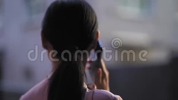 商务亚洲女孩在户外打电话视频的预览图