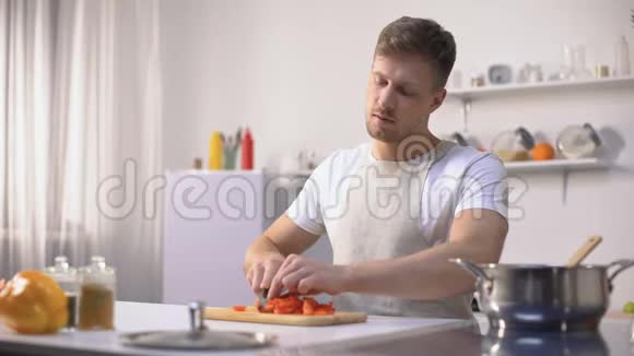 英俊的单身汉准备番茄酱享受烹饪过程爱好视频的预览图