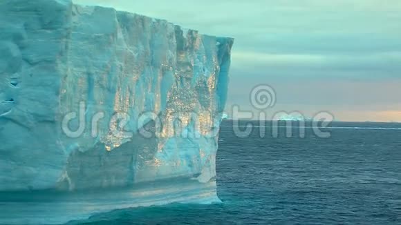 南极洲的经典冰山视频的预览图