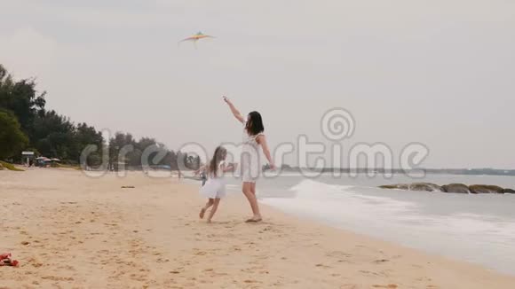 快乐的小女孩放风筝在异国情调的海滩上奔跑在热带暑假慢动作视频的预览图