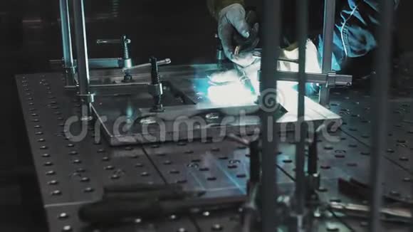 使用现代焊接机对生产中的金属进行焊接的工人防护面罩视频的预览图