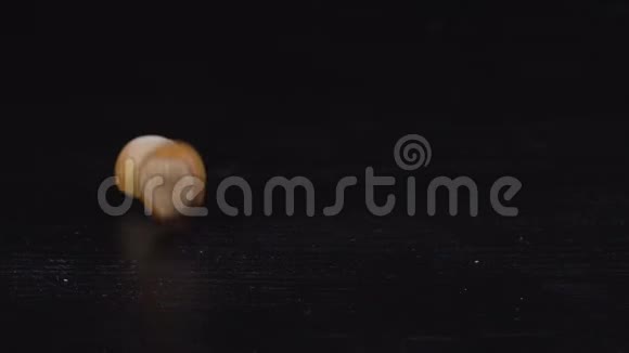 榛子正落在黑色的表面上视频的预览图