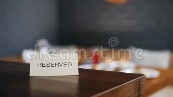 桌子上预留的标志两个穆斯林妇女坐在背景的桌子上视频的预览图