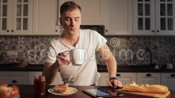 男人喝咖啡和滚床单视频的预览图