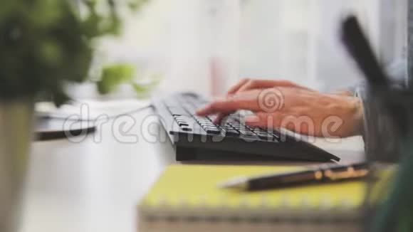 女性手在键盘上在家庭办公室用电脑工作女人写博客自由职业者视频的预览图