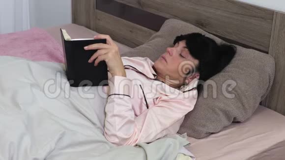 女人睡觉前看书视频的预览图