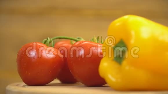 木制托盘上的番茄和辣椒视频的预览图
