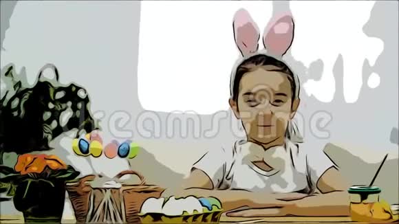 小可爱可爱的女孩正笑着玩着五颜六色的鸡肉他手里的鸡蛋概念复活节假期视频的预览图