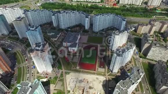高层建筑和学校运动场的鸟瞰住宅区视频的预览图