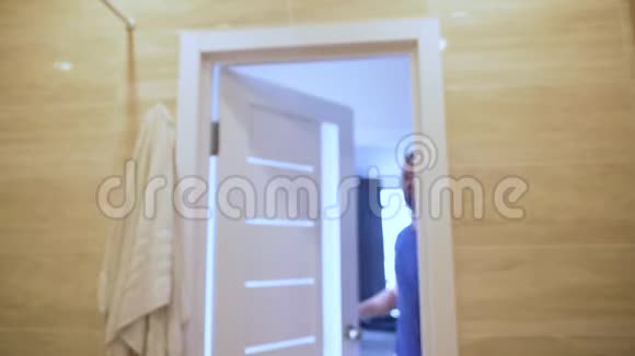胡子男走进浴室对着镜子看着自己的脸上午常规和卫生视频的预览图