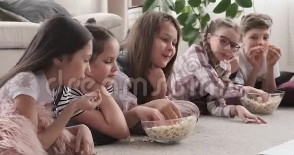 小孩子看电影吃爆米花视频的预览图
