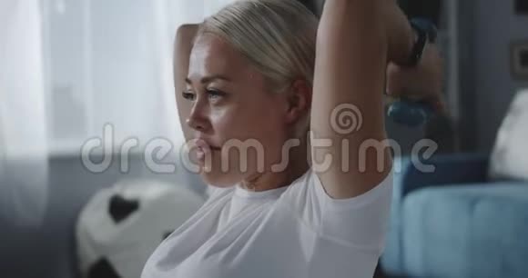 女人在家锻炼肩膀视频的预览图