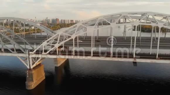 空中河桥城市无人机交通视频的预览图
