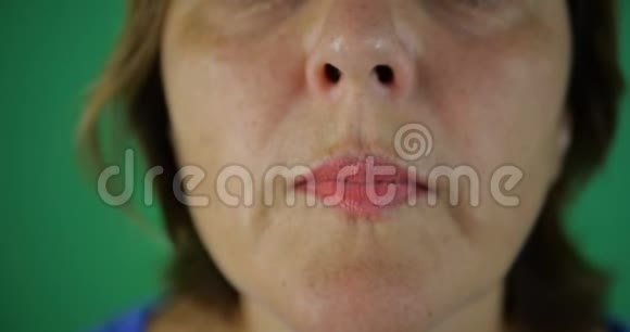 4k成年女性舌头嘴巴紧闭动作缓慢视频的预览图