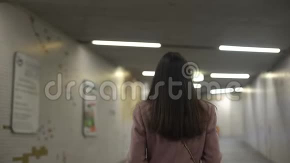 孤独美丽的女士走在地下走道犯罪率安全视频的预览图