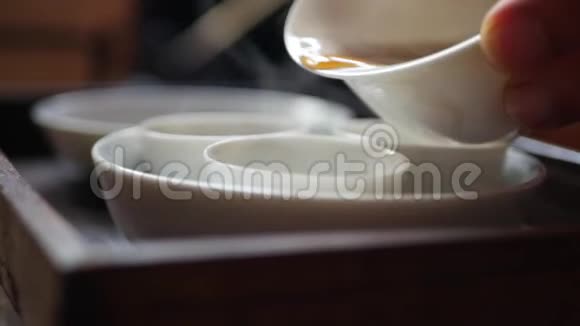 茶师将发酵好的绿茶倒入盖湾或钟的茶杯中中国传统功夫或功夫茶视频的预览图