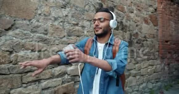 快乐的非裔美国人用耳机听音乐视频的预览图