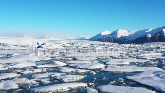 冰岛冰山湖冰川全球变暖空中4k镜头视频的预览图