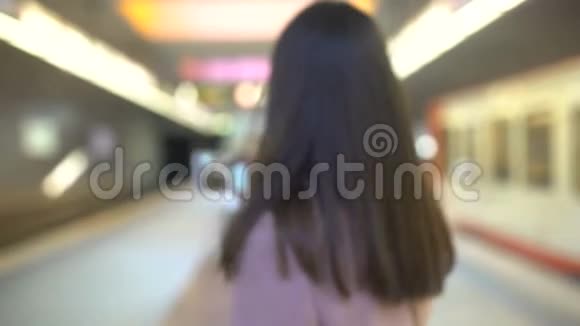 美丽的年轻女士在地铁站拍摄视频视频的预览图