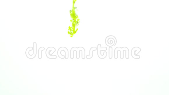 黄色的油滴在水里倒下来然后上升到顶部缓慢的运动视频的预览图