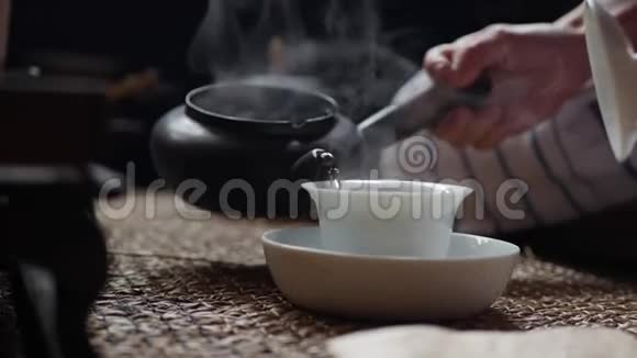 中国传统的功夫或功夫茶道沸水倒灌盖万茶师把水倒进视频的预览图