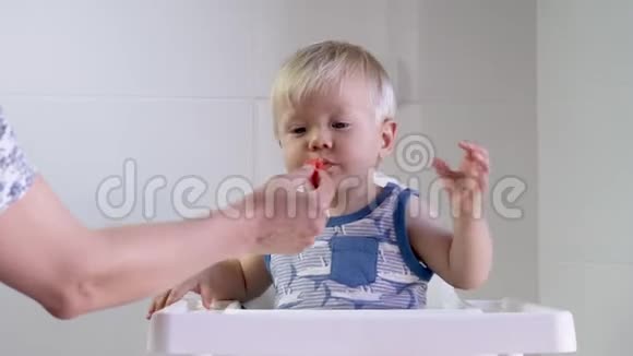 可爱的小男孩在厨房吃西瓜视频的预览图