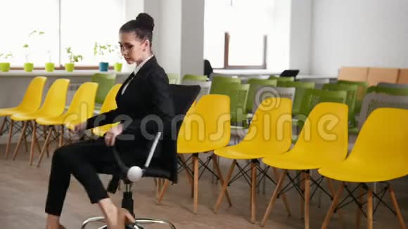 商业概念商务中心的一个女人在椅子上旋转视频的预览图