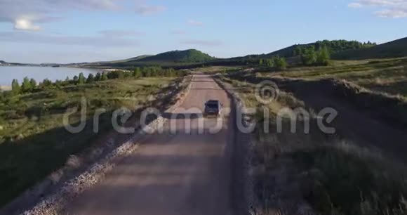 汽车沿着湖边行驶视频的预览图