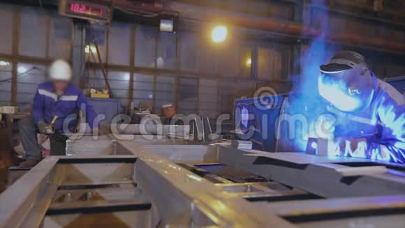 MAN在工厂从事金属建筑加工在车间担任磨床视频的预览图
