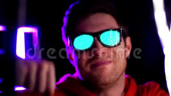 戴着太阳镜在霓虹灯下跳舞的男人视频的预览图