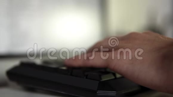 手特写电脑键盘后面视频的预览图
