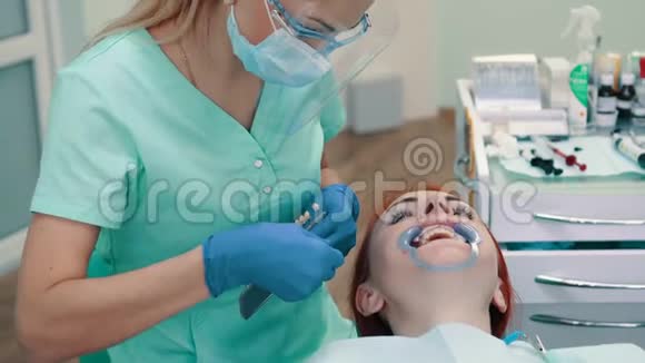 女性牙医选择牙齿的颜色进行漂白视频的预览图