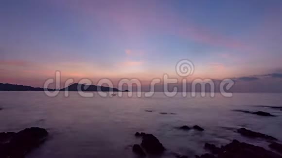 美丽的大自然和云彩在天空中穿越夕阳的黄昏时间视频的预览图