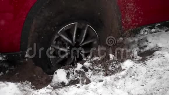 汽车的轮子滑在雪地上不能离开视频的预览图