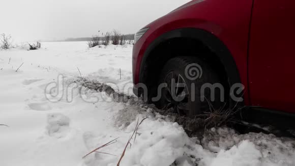 汽车陷在雪里在大雪中用轮子挖了个洞视频的预览图