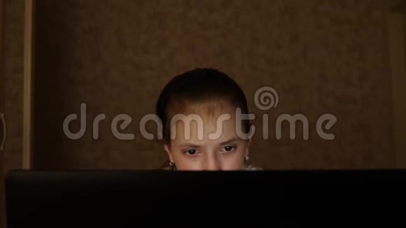 那个女孩在电脑上玩一个年轻的女人正在用笔记本电脑工作一个疲惫的女学生在家里用笔记本电脑工作视频的预览图