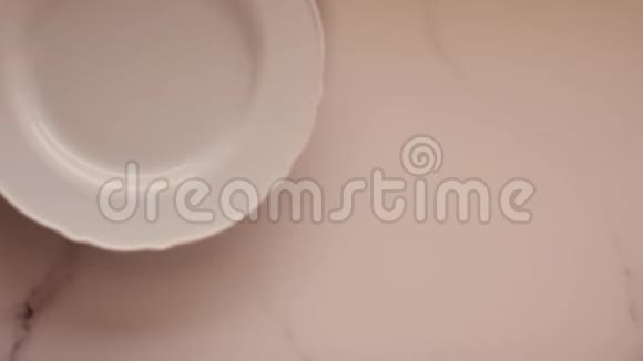 大理石桌上的空白瓷盘桌景晚餐装饰平躺顶部看食物录像作为食谱视频的预览图