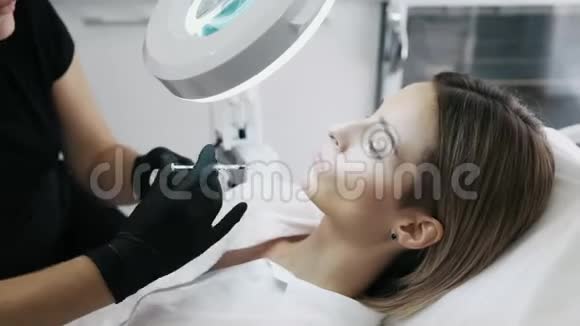 用注射器给美容医生做女性注射并通过化妆放大镜来观察视频的预览图