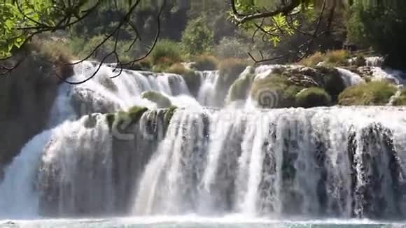 克罗地亚Krka公园的水落在欧洲的夏季和冷水中视频的预览图