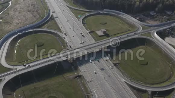 高速公路上的汽车流量从上面看视频的预览图