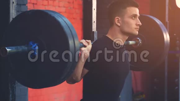 在健身房穿运动服的年轻人在训练过程中拉升重物穿着视频的预览图