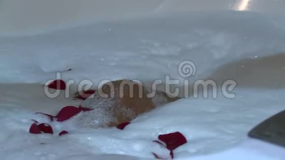 按摩浴缸和玫瑰花瓣视频的预览图