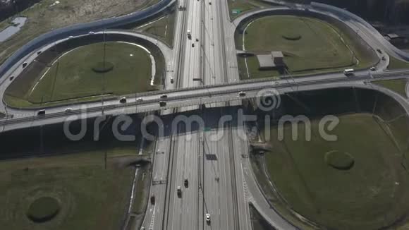 高速公路交通流量加速射击视频的预览图