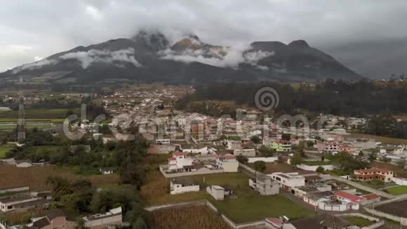 鸟瞰奥塔瓦洛市那里的山脉被观察到视频的预览图