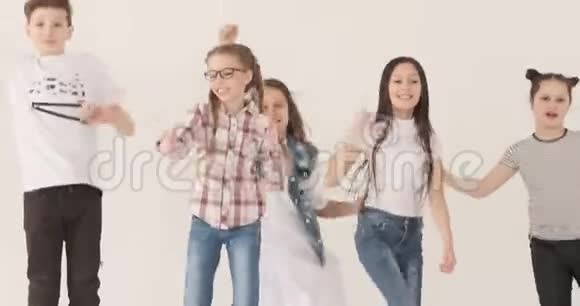 快乐的孩子们在演播室跳舞和跳跃视频的预览图
