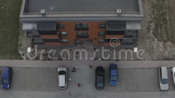 无人驾驶飞机飞越新大楼的屋顶视频的预览图