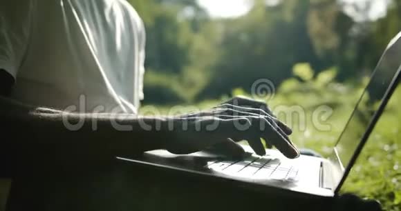公园特写的笔记本电脑键盘视频的预览图